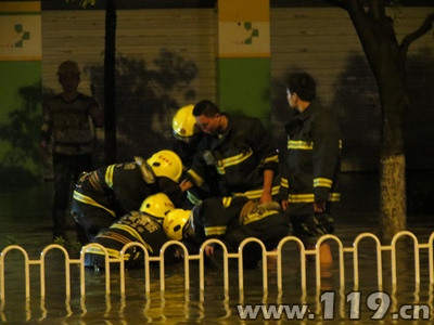 大學生被'洪水'圍困 昆明消防2小時疏通[圖]