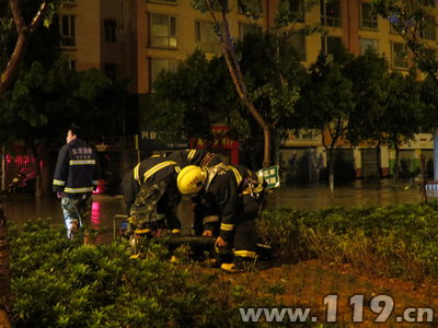 大學生被'洪水'圍困 昆明消防2小時疏通[圖]