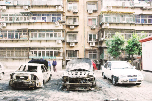 5月25日凌晨，河東區津塘公寓內4輛私家轎車著火，由于火勢兇猛，4輛轎車燒得幾乎只剩下架子了。
