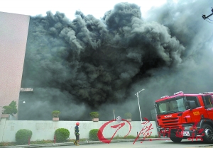 消防人員在換班。記者軒慧 攝
