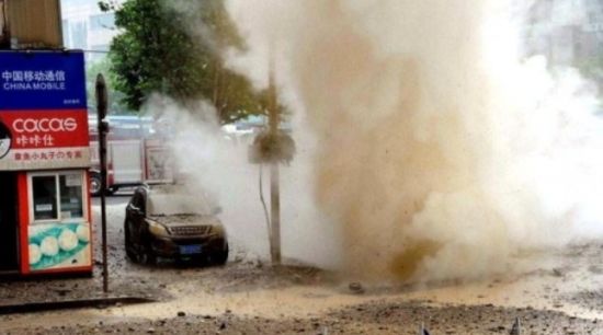 大連友好廣場(chǎng)爆炸瞬間，泥土熱氣沖天而起。