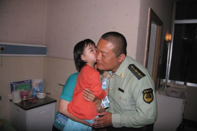 桑武看望5&middot;12汶川地震中獲救的小馨懿。