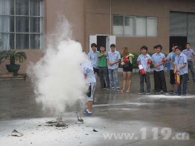 消防進企業 中山企業500余員工學滅火練逃生
