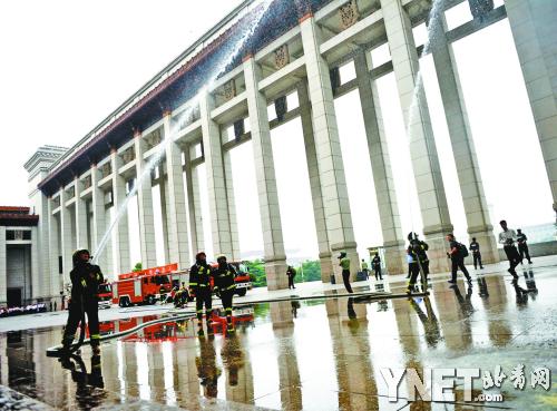 本報訊 昨天上午，國家博物館在西門平臺上舉行了由全館干部職工共同參與的消防演練和滅火技能比賽活動，以提高博物館應對火災的快速反應能力及對公共區域突發火情的處置能力。