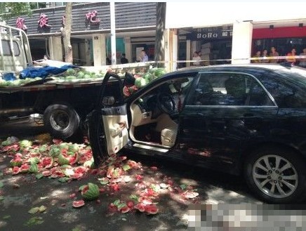 案發現場被撞貨車，西瓜滾落一地