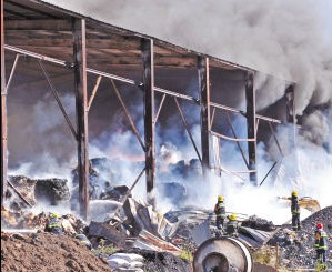 火災現(xiàn)場,消防正在救援