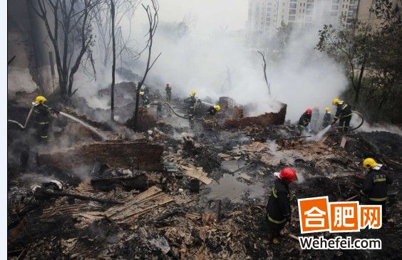 合肥一廢品加工廠大火，十余房子被燒毀，十輛消防車(chē)三小時(shí)才滅火