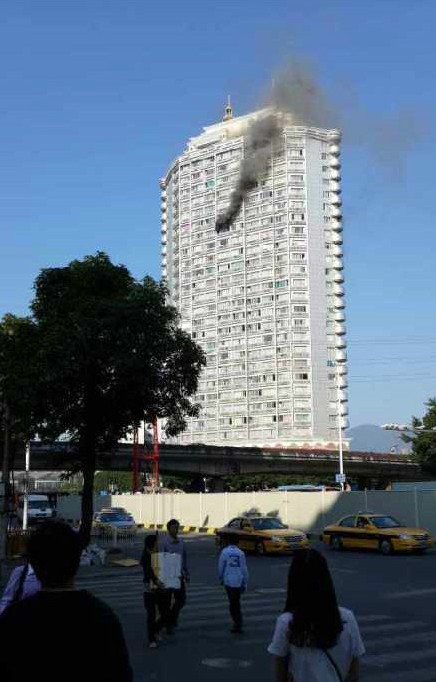 福州火車站附近樓房起火，火勢很大