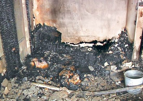 圖為:客廳被燒得一片狼藉 (記者周逸雄 實(shí)習(xí)生郭仕亮攝)