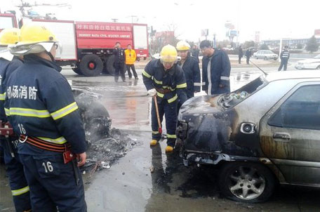 對富康車油箱附近變形車框進行破拆