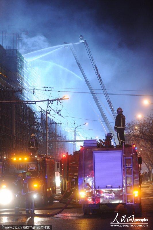2013年11月29日，北京，朝陽區東四環慈云寺橋東北方向蘇寧電器廣場工地失火，消防戰士迅速趕到現場奮力撲救。小聞/CFP