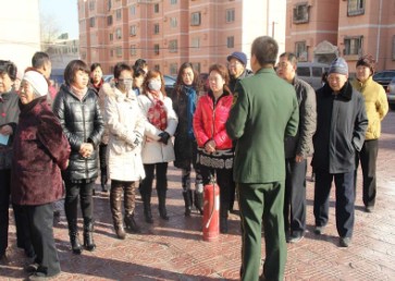 消防官兵為群眾講解消防知識