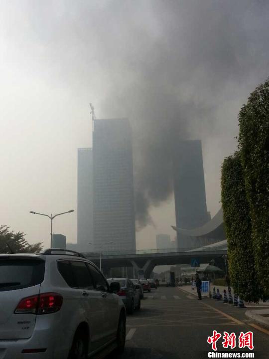 1月3日下午1點，位于于深圳市福田中心區CBD，緊臨深圳市民中心（深圳市政府所在地）的太平金融大廈建筑工地發生火災，現場濃煙滾滾。　鄭小紅　攝