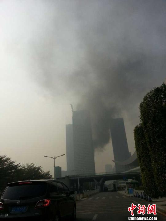 1月3日下午1點，位于于深圳市福田中心區CBD，緊臨深圳市民中心（深圳市政府所在地）的太平金融大廈建筑工地發生火災，現場濃煙滾滾。　鄭小紅　攝