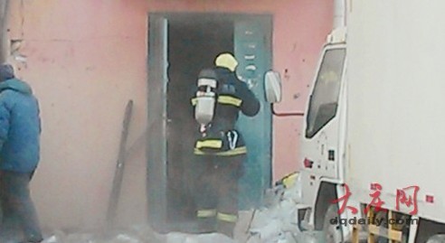 1樓倉庫紙制品莫名燃燒，2樓、3樓寢室多人被困 