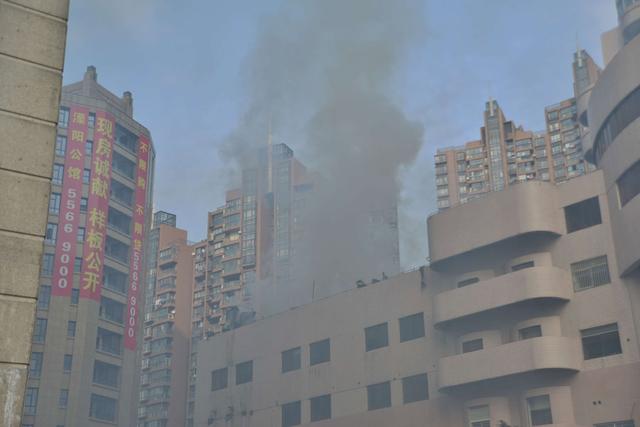 新華社照片，上海，2014年1月13日 上海虹口區一商務大廈樓頂發生火災 尚無人員傷亡報告這是1月13日拍攝的上海市虹口區一商務大廈樓頂的火災現場。 1月13日上午9時50分許，位于上海市虹口區四平路附近的一商務大廈樓頂發生火災，現場濃煙滾滾。目前，尚無人員傷亡的報告。 新華社發 