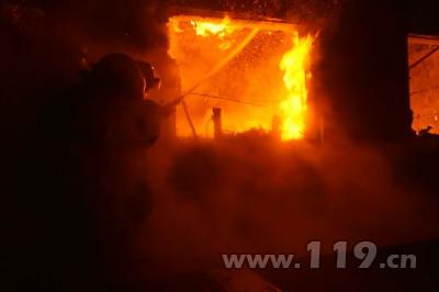 消防官兵直擊火點