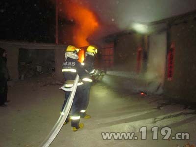 消防官兵撲救火災