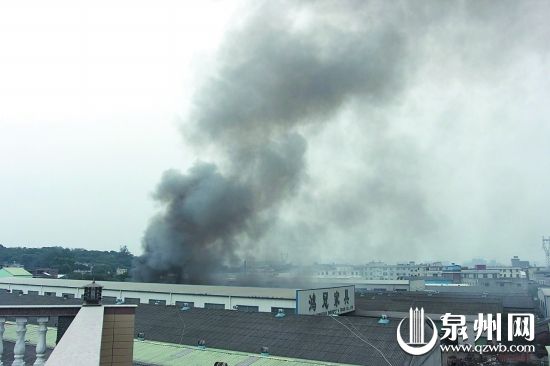 事發現場滾滾的黑煙往上冒