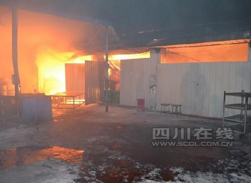 綿陽副食品加工廠突發大火 消防撲救兩小時(圖)