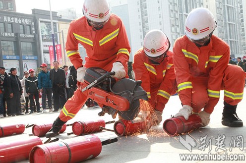 消防官兵銷毀假冒偽劣產品
