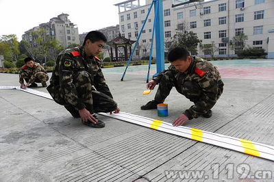 消防官兵研制熒光水帶現場 
