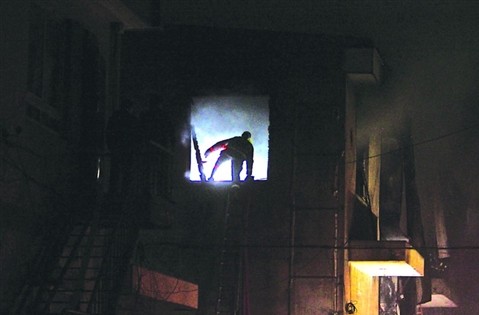 一名消防戰士攀爬進火場救援 