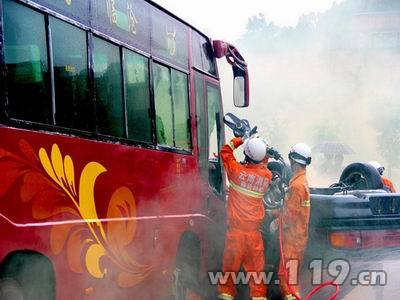 消防官兵進行破拆救人