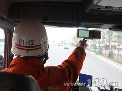 駕駛員使用導航儀導航路況