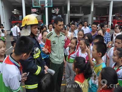小朋友參觀消防裝備
