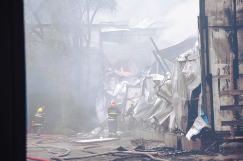 6月26日凌晨，和平區羅士圈公園附近一倉庫著火，消防部門調集了上百名官兵前往。早高峰時，因事發路段兩端被封閉一度引起了交通堵塞。