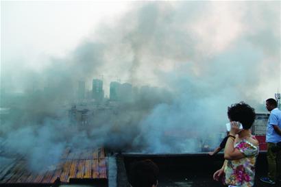 青島北嶺燈具市場成品倉庫發生火災 濃煙遮日所幸無人傷亡