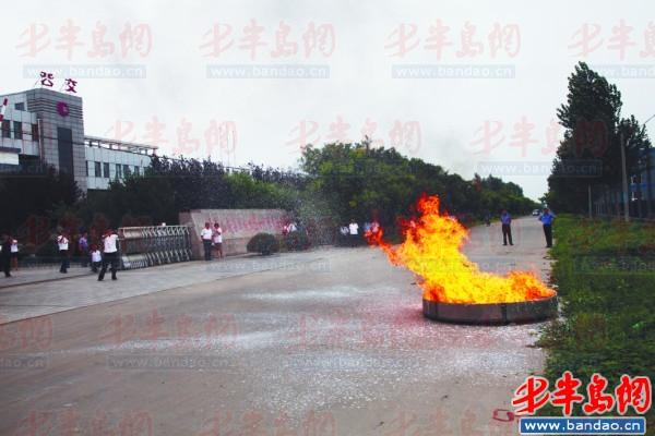 公交集團采用新式泡沫滅火器材滅火