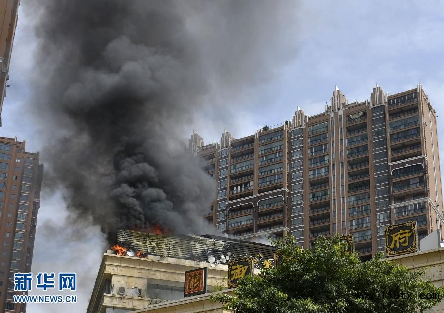 貴州興義市桔山大道御景晏府六樓廚房火災 現場濃煙滾滾