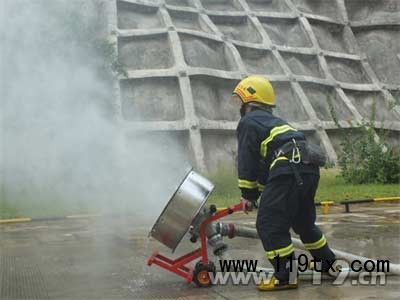 消防官兵滅火演練現場
