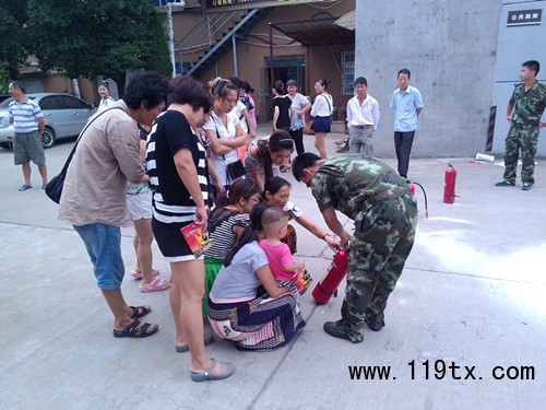 圖為現場群眾操作滅火器。（鄭佳嵐）