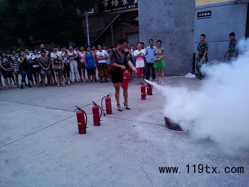 圖為現場商戶操作滅火器。（鄭佳嵐）