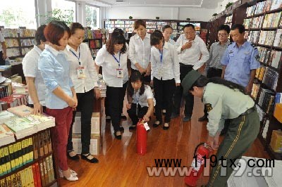 消防官兵對書店員工培訓