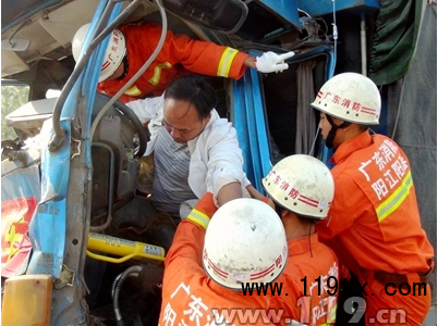陽江一收費站兩貨車追尾