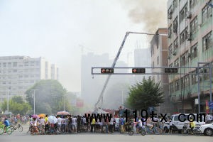 昨日,消防車正朝起火的制衣廠倉(cāng)庫(kù)噴水,朝安路雙向車道暫時(shí)封閉。