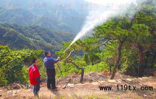 救火隊員模擬&ldquo;火災&ldquo;現場，用高壓水源及時&ldquo;滅火&ldquo;。