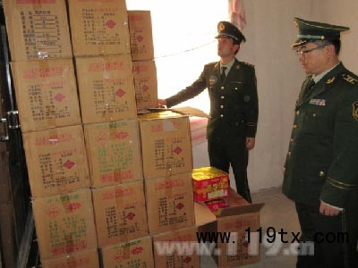 上海消防聯合派出所查處一批違法煙花爆竹