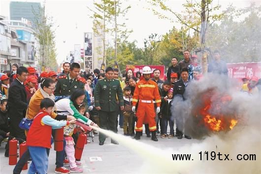 圖文:漢口城市廣場(chǎng)舉行消防演練,攜手共建平安后湖