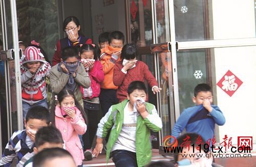 奧林匹克花園學(xué)生逃離教學(xué)樓。