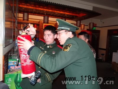 執法人員檢查滅火器