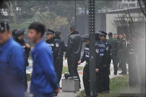 事發公寓窗戶被炸毀，窗框仍懸在空中，有玻璃碎片、衣物等散落樓下