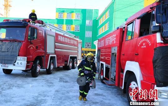 當(dāng)?shù)叵廊藛T布置演練現(xiàn)場。 敬興標(biāo) 攝