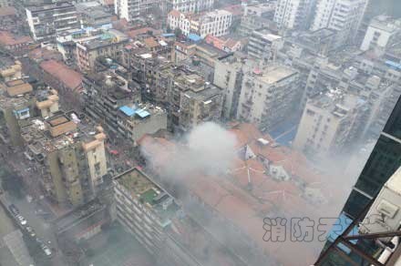 江漢二路&ldquo;某私房菜館&rdquo;餐廳廚房因操作不當(dāng)起火現(xiàn)場