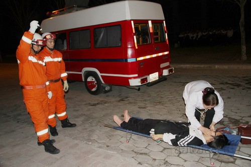 石河子高中學區舉行住校生消防演練