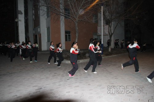 石河子高中學區舉行住校生消防演練